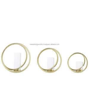 Ensemble élégant de 3 décorations pour la maison, deux anneaux en métal martelés à la main et des ouragans en verre comme bougeoirs ouragan - Product Image 2