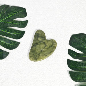 Outil <span class=keywords><strong>de</strong></span> massage facial <span class=keywords><strong>Gua</strong></span> <span class=keywords><strong>Sha</strong></span> Top BeautifulGHM 2025 : Jade Xiuyan vert en forme <span class=keywords><strong>de</strong></span> cœur, <span class=keywords><strong>Gua</strong></span> <span class=keywords><strong>Sha</strong></span> en <span class=keywords><strong>pierre</strong></span> naturelle pour 6 <span class=keywords><strong>bienfaits</strong></span> pour la peau - Product Image 1