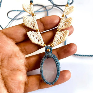 สร้อยคอหินโรสควอตซ์ทำมือ ประดับใบไม้สีขาว สไตล์โบโฮ พร้อมจี้หินประดับ สายปรับได้ เครื่องประดับคริสตัลบำบัดสำหรับผู้หญิง - Product Image 4