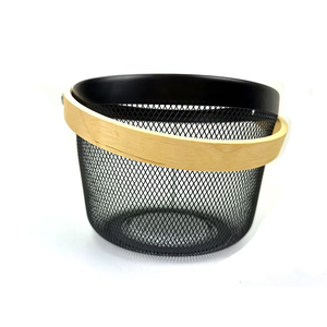 Panier à fruits en maille le plus vendu avec poignée en bois, design ouvert permettant de voir instantanément quand il est temps de repasser en stock de fruits ou de collations - Product Image 4