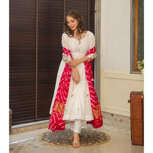 Costume Anarkali taille XS avec broderie comprenant le bas et Dupatta - Product Image 5