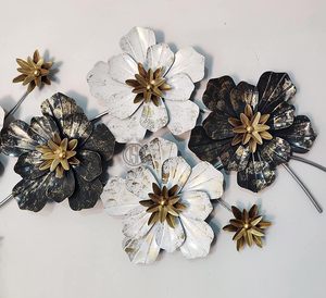 Decoración de Pared de Metal con Flores, Arte Decorativo de Pared Hecho a Mano con Forma Irregular para Interiores del Hogar - Product Image 4