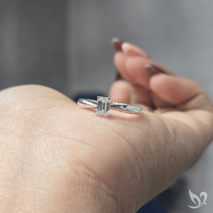 Anillo de compromiso elegante con diamante esmeralda cultivado en laboratorio de 0.5 quilates, engaste de tallo pellizcado en oro blanco de 10K - Product Image 5