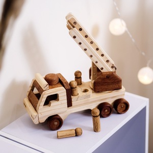 Camion de pompiers en bois de qualité assurée avec échelle et accessoires pour le rangement dans la chambre des enfants - Product Image 4