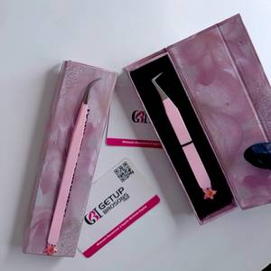 แหนบดัดขนตา GETUP BROSONS IMPEX รุ่น Precision Perfect Grip สีชมพูเคลือบผง โค้งงอ 90 องศา/โค้งยาว ลายดอกลิลลี่ สแตนเลส - Product Image 3