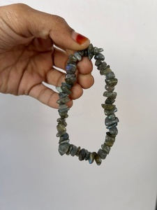สร้อยข้อมือหินลาบราโดไรต์แกะสลักลายเงา รูปทรงไม่สม่ำเสมอ ประดับด้วยลูกปัดหินกึ่งมีค่า งานฝีมือสำหรับผู้หญิง วันดีไซน์เอิร์ธ - Product Image 6