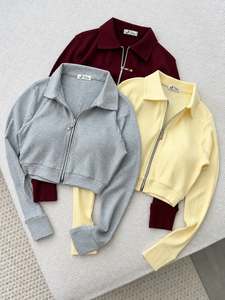 Sudadera negra personalizada para mujer con cremallera, cuello oversize, manga larga, estilo casual y urbano. - Product Image 2