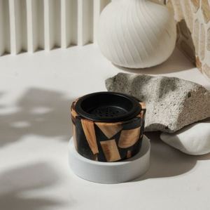 Quemador de incienso de resina y madera con acabado artesanal, elegante soporte para varillas, ideal para espacios de bienestar y ambiente aromático, para regalos. - Product Image 3