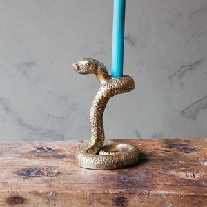 Candelabro de metal de lujo con forma de serpiente, estilo cobra, base en espiral, para velas cónicas, adorno decorativo, nuevo diseño con boca de serpiente - Product Image 2
