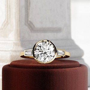 Élégante bague de fiançailles à trois pierres avec diamant rond de laboratoire de 2 carats E VVS2 et pierres latérales baguette serties clos en clos, en or 14k/18k - Product Image 6