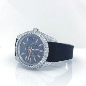 Montre personnalisée avec cadran noir époustouflant, demi-sertie de diamants Moissanite ronds, cadran et chiffres classiques avec date, dotée de diamants - Product Image 3