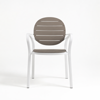 Chaise en plastique avec motif imitation bois et accoudoirs confortables pour une utilisation en intérieur, en extérieur et dans le secteur commercial