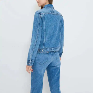 Chaqueta vaquera azul claro para mujer, estilo camionero, manga larga, abotonadura sencilla, con bolsillos de parche - Product Image 3