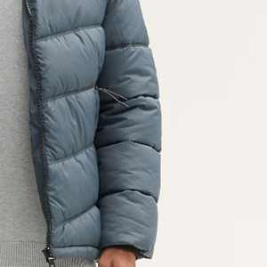 เสื้อแจ็คเก็ตพัฟเฟอร์กันลมคุณภาพสูงสำหรับผู้ชาย ระบายอากาศได้ดี เป็นมิตรกับสิ่งแวดล้อม พร้อมปกตั้งและโลโก้ด้านหน้า มีจำหน่ายแล้ว - Product Image 2