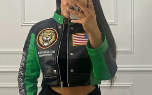 Chaqueta Bomber Corta de Mujer con Logotipo Personalizado, Estilo Varsity, de Punto con Bordado Chenille y Estampado de Cuero, para Otoño - Product Image 3