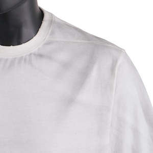 Camiseta Blanca Oversize de Diseño Exclusivo con Corte Cuadrado, Manga Raglán y Efecto Desgastado - Product Image 3
