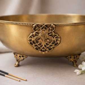 Bol en métal fait main ravissant avec finition polie, design oriental pour la décoration d'occasions de mariage - Product Image 1