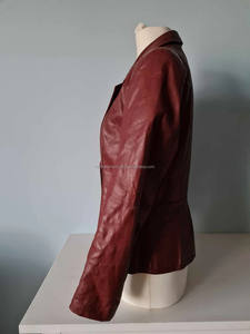 Chaquetas de mujer Vintage 80s de cuero genuino Chaquetas universitarias de Invierno para mujer hechas a mano - Product Image 3