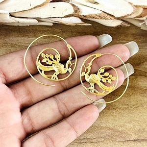 Pendientes de Aro de Pluma de Pavo Real de Alta Demanda, Pendientes Bohemios de Latón para Mujer, Aros Espirales Tribales de Animales Chapados en Oro de 18K para Venta al por Mayor/OEM/ODM - Product Image 2