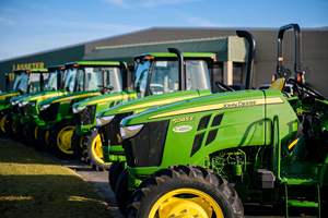 Tracteur agricole John Deere 5045E, 45 CV, diesel, 2 roues motrices/4 roues motrices, couple élevé, pour les tâches de labour, de transport et de culture - Product Image 2