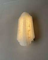 Applique murale LED de luxe en métal et albâtre espagnol naturel, design rétroéclairé avec finitions personnalisées disponibles, intensité réglable