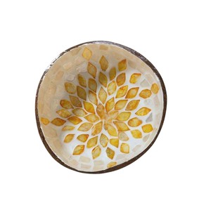 Crea un ambiente acogedor y artístico con esta tazón de coco floral de nácar, hecho a mano para tu moderno conjunto de decoración del hogar. - Product Image 2