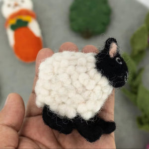 Oveja de Fieltro de Lana de 8cm Hecha a Mano, Juguete Montessori Educativo Suave, Regalo para Niños, Decoración de Animales de Granja, Venta al por Mayor de Hilo de Fieltro - Product Image 1