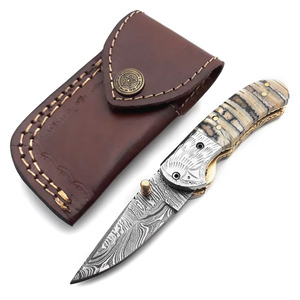 Navaja de bolsillo plegable de acero de Damasco personalizada con mango de resina rayada y bolster grabado, para EDC, caza y camping, directamente del fabricante. - Product Image 6