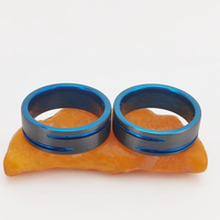 Anillo de carburo de tungsteno negro con ranuras azules y banda interior azul, alianza de boda cepillada de 8 mm para hombre, joyería deportiva al por mayor