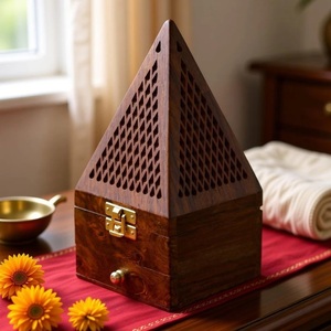 Brûleur d'encens en bois de santal fait main, forme pyramidale, diffuseur aromatique, utilisation toute l'année - Product Image 1