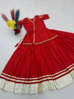 Ensemble Anarkali Lehenga brodé rouge en soie satinée, style indien/pakistanais, longueur ras du sol, coupe ample, col en V, manches 3/4, pour mariage