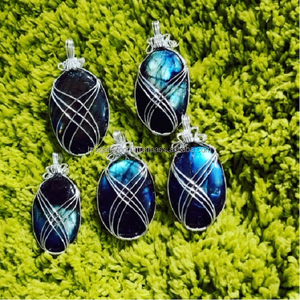 Vente en gros de collier pendentif en pierre précieuse Labradorite polie haute cristaux flashy fil ovale enroulé style religieux sculpté - Product Image 1