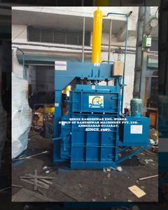 Presse à balles hydraulique manuelle pour cartons ondulés, 415V, haute productivité, motorisée, couleur bleue - Product Image 3