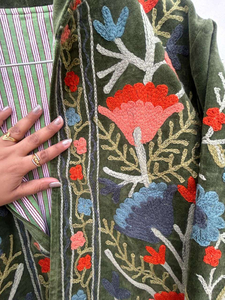 Chaqueta de Terciopelo Suzani de Lujo Hecha a Mano para Otoño/Invierno, Bordado Floral, Reversible, Transpirable, Cuello Alto, Estilo Boho, Arte Folclórico - Product Image 5