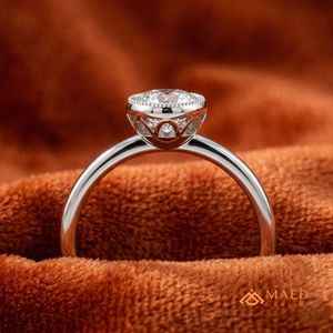 แหวนหมั้นมอยซาไนต์ทรงเม็ดประดับขอบเงินแบบฝังเพชรจาก Maed Jewels สำหรับผู้หญิง เครื่องประดับเจ้าสาวสไตล์มินิมอลสุดหรู สำหรับงานฉลองครบรอบ - Product Image 3