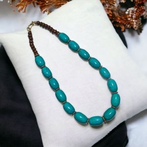Collier ovale en résine turquoise, perles polies, bijoux artisanaux naturels pour les soirées, par Curio Craft - Product Image 1