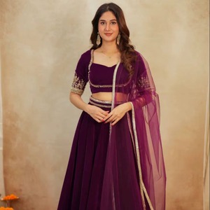 Conjunto de Lehenga Choli de Terciopelo Morado con Blusa Bordada y Dupatta de Tela de Red para Mujer, Ideal para Bodas y Fiestas - Product Image 1