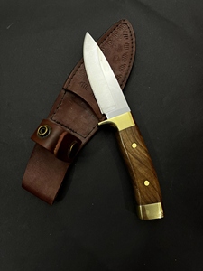 Couteau de chasse et de camping HC-169 – Lame fixe en acier inoxydable avec bord partiellement dentelé, manche en bois de noyer et laiton - Product Image 4