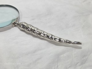 แว่นขยายแบบมีด้ามจับลายตอกสีเงินสุดหรู สไตล์วินเทจ สำหรับตกแต่งโต๊ะทำงาน อ่านหนังสือ ของตกแต่งสำนักงาน หรือเป็นของขวัญ - Product Image 5