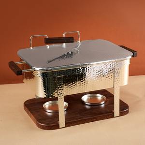 Plat à chafing rectangulaire en acier inoxydable martelé avec base et poignées en bois, chauffe-plats professionnel pour buffets et traiteurs hôteliers - Product Image 4