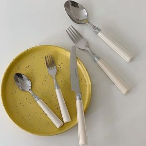 Juego de Cubiertos Modernos de Acero Inoxidable con Acabado Espejo, Mangos de Resina Verde, Aptos para Lavavajillas, para Bodas y Fiestas - Product Image 3