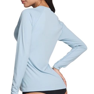 T-shirt de yoga moulant pour femme, directement de l'usine, en polyester et élasthanne haute extensibilité, haut de fitness respirant, personnalisable OEM - Product Image 2