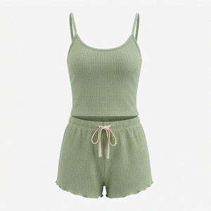 Conjunto de 2 Piezas para Mujer, Top Verde Sólido sin Tirantes y Pantalones Cortos por Encima de la Rodilla, Tejido, Casual, para Primavera/Verano - Product Image 1