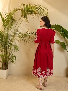 Robe midi évasée en rayonne viscose à manches bouffantes brodées de rouge avec taille élastique pour un usage quotidien - Product Image 3