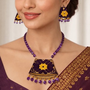 Collier en soie Muga violette très demandé, motif floral, pendentif fait main, bijoux ethniques pour femmes, disponible à la vente pour les occasions festives - Product Image 4