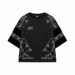 Camiseta negra extragrande para mujer con tela de algodón premium, logo bordado geométrico con pedrería, corte relajado, estilo de lujo - Product Image 1