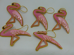 เครื่องประดับตกแต่งต้นคริสต์มาสรูปนกฟลามิงโก งานฝีมือคุณภาพสูง ปักลูกปัดอะคริลิคหลากสีสัน ของขวัญสำหรับแขวนต้นคริสต์มาส ตกแต่งบ้าน - Product Image 4