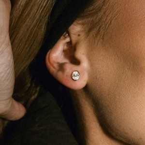 Boucles d'oreilles solitaires en or massif 14 carats avec diamant ovale de 1,01 carat certifié IGI, cultivé en laboratoire, à fermoir à vis, cadeau de mariage pour la mariée - Product Image 2