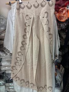 Robe tunique beige sans manches pour femme avec imprimé tribal triangulaire noir, style bohème ethnique décontracté - Product Image 2