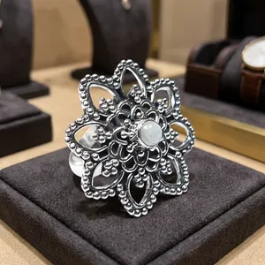 Anillo de cóctel de plata 925 con piedra lunar arcoíris en forma de flor, estilo bohemio para mujer, joyería llamativa, regalo - Product Image 4